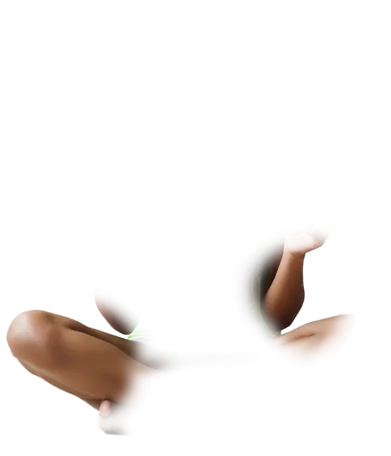 Estudante segurando carteirinha de estudante